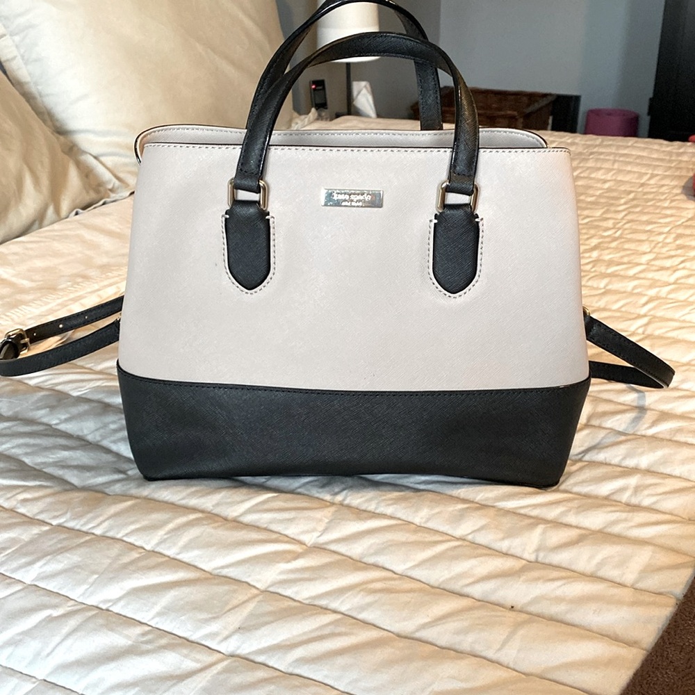 Kate Spade satchel bag. H9’x L11’x W5’, with detachable shoulder strap.